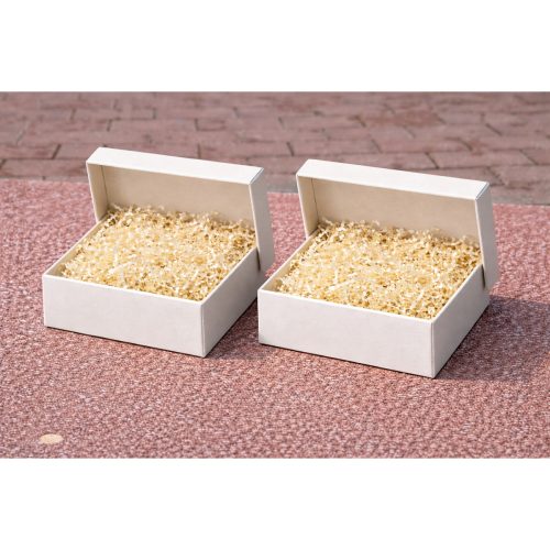 Beyaz Karton Takı Kutusu 9,5×9,5×2 cm – Kapaklı Model | 5 Adet + Ekru Kırpık Kağıtlı