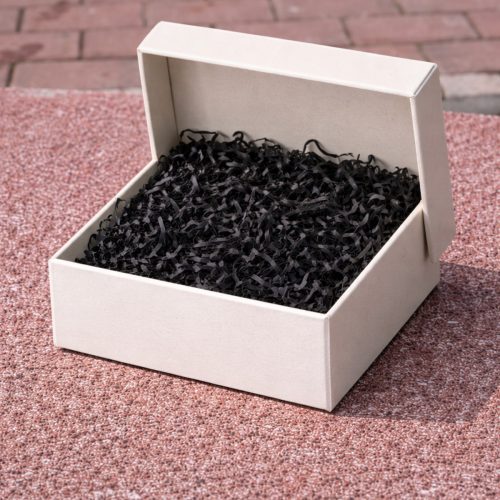 Beyaz Karton Takı Kutusu 9,5×9,5×2 cm – Kapaklı Model | 5 Adet + Siyah Kırpık Kağıtlı