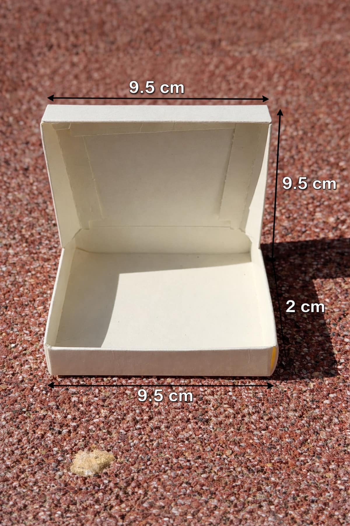 Beyaz Karton Takı Kutusu 9,5x9,5x2 cm – Kapaklı Model | 10 Adet + Fume Kırpık Kağıtlı - Görsel 2