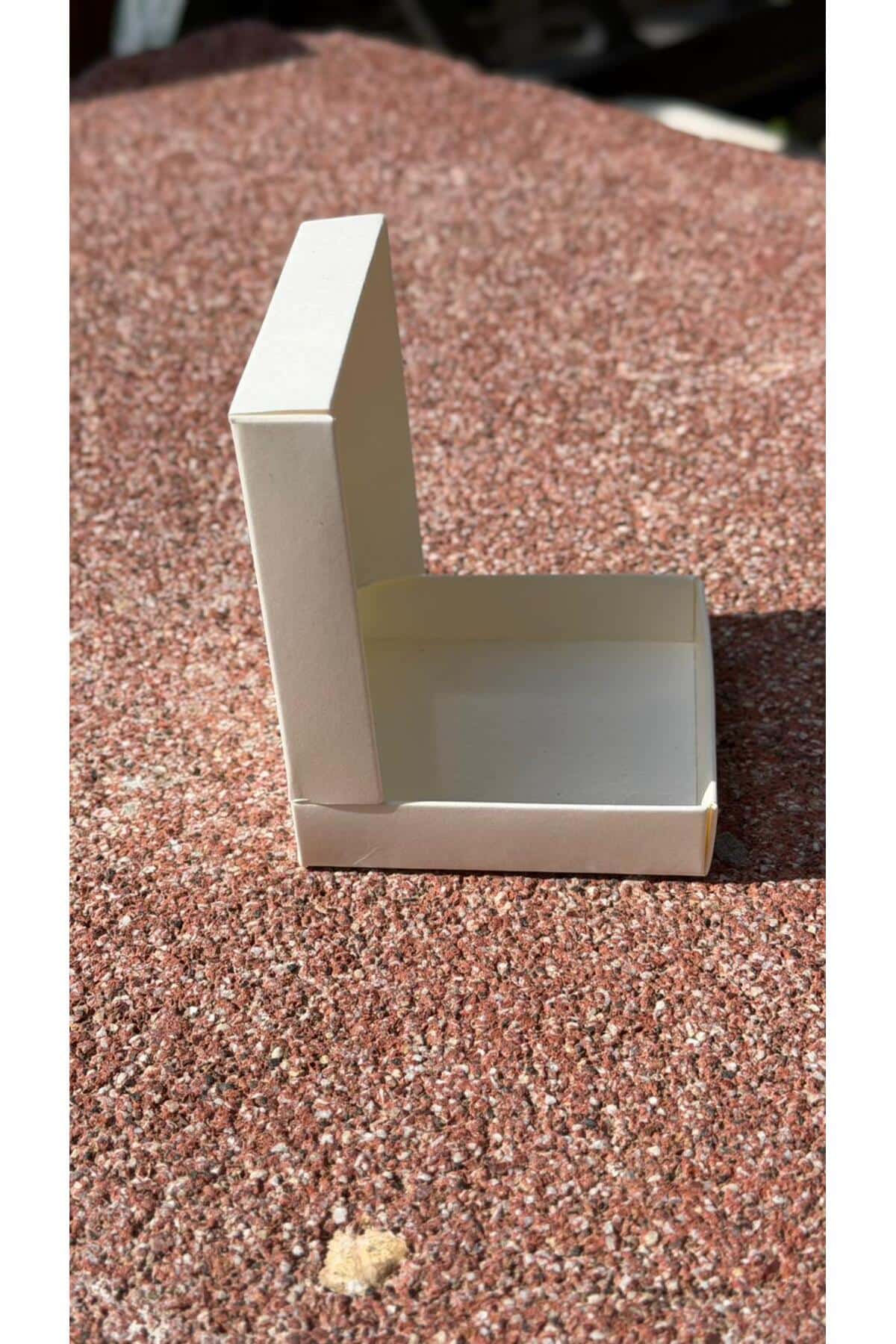Beyaz Karton Takı Kutusu 9,5x9,5x2 cm – Kapaklı Model | 10 Adet + Fume Kırpık Kağıtlı - Görsel 4
