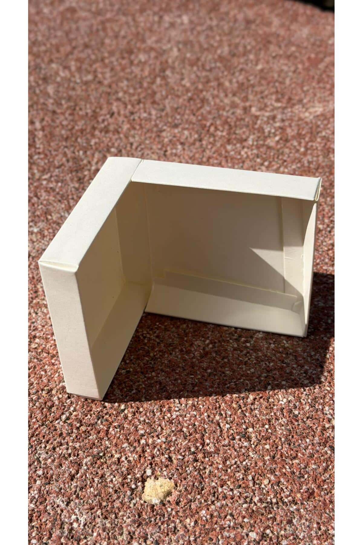 Beyaz Karton Takı Kutusu 9,5x9,5x2 cm – Kapaklı Model | 10 Adet + Fume Kırpık Kağıtlı - Görsel 5