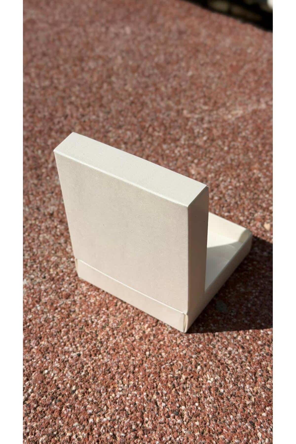 Beyaz Karton Takı Kutusu 9,5x9,5x2 cm – Kapaklı Model | 10 Adet + Fume Kırpık Kağıtlı - Görsel 6